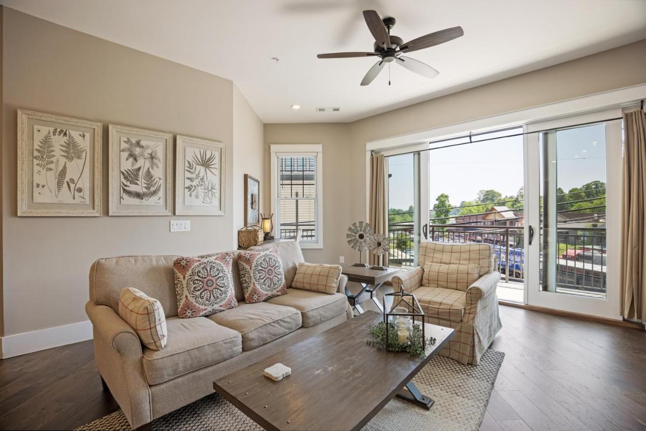 Beautiful Downtown Condo - Balcony - Amazing City Views - Loaded Kitchen - Stainless Steel Appliances - Board Games & More ブルーリッジ山脈 エクステリア 写真